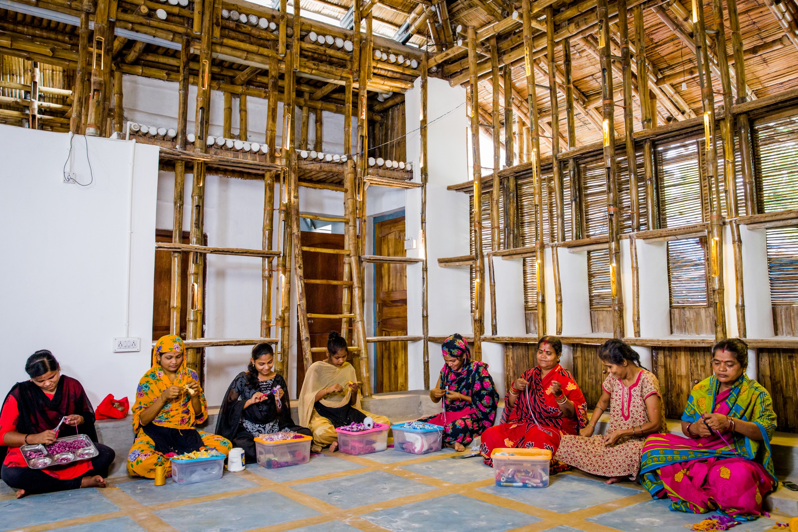 Im Arbeitsraum ist genügen Platz für konzentriertes Arbeiten. Die Bambusstrukturen erlauben Luftzirkulation und ein gutes Raumklima.